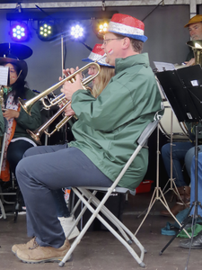 902326 Afbeelding van een van de trompettisten van de muziekvereniging 'De Bazuin de Meern', tijdens een optreden op ...
